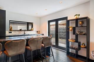 Volledig gerenoveerde villa (5/6 slpk – 2 badk) met ruime garage op een unieke locatie, omgeven door een prachtig wijds landelijk verzicht...