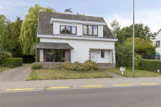 <p>Deze te renoveren open bebouwing is gelegen aan de Tisseltsesteenweg in Willebroek, in een rustige omgeving nabij het centrum en met een vlotte verbinding naar de A12 en E19.</p><p>Op het gelijkvloers bevindt zich een inkomhal met gastentoilet, een lichtrijke woonkamer met aansluitende keuken en een berging. De eerste verdieping telt vier slaapkamers en een badkamer.</p><p>Verder beschikt de woning over een kelder, een dubbele garage, een bergzolder en een ruime tuin achteraan, ideaal voor wie houdt van buitenruimte en privacy.</p><p>Dankzij de ruime indeling en het renovatiepotentieel kan deze woning worden omgevormd tot een comfortabele gezinswoning met veel karakter en charme.</p>