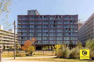 <p><span>Exclusief nieuwbouwappartement met winter- en zomerterras en zicht op de Schelde !</span></p><p><span>Welkom in dit prachtige 2-slaapkamerappartement op de 4de verdieping aan de Ledeganckkaai 31, gelegen in het prestigieuze Nieuw Zuid. Hier woont u in een architecturaal sterk gebouw, ontworpen door het gerenommeerde architectenbureau Robbrecht en Daem, met de Schelde als dagelijks decor.</span></p><p><span>De architectuur van het gebouw haalt inspiratie uit het Panch Mahal-paleis in Fatehpur Sikri, een indrukwekkend zestiende-eeuws paviljoen in India. Deze inspiratie vertaalt zich in een karaktervolle architectuur en een warme, donkerrode gevel in Indische zandsteen. Het materiaal werd bovendien ook gebruikt voor de gevel van het MAS. Een bijzondere architecturale signatuur die het gebouw een eigen identiteit geeft binnen het moderne Nieuw Zuid.</span></p><p><span>Het appartement zelf combineert deze architecturale kwaliteit met hedendaags wooncomfort. Met twee slaapkamers, een ruim winterterras, een groot zomerterras, EPC-label A en een overvloed aan natuurlijk licht is dit een woning die zowel qua uitstraling als woonbeleving weet te overtuigen.</span></p><h3><span>Nieuw Zuid: hedendaags wonen aan de Schelde</span></h3><p><span>Nieuw Zuid is uitgegroeid tot één van de meest gegeerde woonbuurten van Antwerpen. U woont hier in een groene en hedendaagse stadsomgeving, op wandelafstand van de Scheldekaaien en met het historische stadscentrum, het Zuid en tal van winkels, restaurants en culturele voorzieningen binnen handbereik.</span></p><p><span>De combinatie van moderne architectuur, openbare ruimte en de nabijheid van de Schelde zorgt hier voor een bijzonder aangename woonomgeving.</span></p><h3><span>Indeling</span></h3><p><span>Met de lift bereikt u de 4de verdieping. Vanuit de inkomhal worden alle ruimtes met elkaar verbonden en valt meteen de doorlopende parketvloer op, die zorgt voor een warme en elegante uitstraling.</span></p><p><span>Via de stijlvolle gietijzeren deur betreedt u de leefruimte. Hier volgt meteen het wow-effect: dankzij de kamerbrede raampartijen geniet u van een indrukwekkend zicht op de Schelde en wordt de ruimte overspoeld door natuurlijk licht.</span></p><p><span>De leefruimte biedt voldoende plaats voor een royale zithoek en een eettafel. De keuken dient nog verder ingericht te worden, waardoor u deze volledig naar eigen smaak kunt vormgeven. Alle nodige nutsvoorzieningen zijn reeds voorzien. Zo creëert u hier zonder compromissen een keuken die perfect aansluit bij uw persoonlijke woonstijl.</span></p><p><span>Aansluitend bevindt zich het ruime winterterras, dat rechtstreeks in verbinding staat met de leefruimte. Dankzij deze ligging kan het terras perfect als een verlengstuk van de woonruimte worden ingericht. Een gezellige leeshoek, een extra zithoek of een stijlvolle thuiswerkplek: de mogelijkheden zijn talrijk. En ondertussen blijft het uitzicht over de Schelde steeds aanwezig.</span></p><p><span>Aan de achterzijde bevinden zich de twee slaapkamers. Beide slaapkamers beschikken over een rechtstreekse toegang tot het ruime zomerterras.</span></p><p><span>Het oost-zuidgerichte terras die in verbinding staan met de slaapkamers vormt een heerlijke buitenruimte waar u kunt genieten van de ochtend -en namiddag zon. Een ideale plek voor een rustig ontbijt, een kop koffie of een aperitief in de late namiddag.</span></p><p><span>De badkamer is hoogwaardig en tijdloos afgewerkt met een ruime inloopdouche, dubbele lavabo en beige natuursteen. De keramische tegel met marmerlook zorgt voor een luxueuze uitstraling. Bovendien is er praktisch rekening gehouden met de dagelijkse noden: in de badkamer zijn aansluitingen en ruimte voorzien voor zowel een wasmachine als droogkast.</span></p><p><span>Verder beschikt het appartement over een apart toilet en een praktische technische ruimte.</span></p><h3><span>Een appartement met een uitgesproken karakter</span></h3><p><span>Dit appartement is meer dan een comfortabele woonplek. Het is een combinatie van architecturale kwaliteit, licht, buitenruimte en een bijzondere ligging aan de Schelde.</span></p><p><span>De signatuur van Robbrecht en Daem, de karaktervolle architectuur geïnspireerd op het Panch Mahal-paleis, de hoogwaardige afwerking en de mogelijkheid om de keuken volledig naar eigen smaak in te richten, maken van dit appartement een bijzonder geheel.</span></p><p><span>Hier woont u in het hart van Nieuw Zuid, met de stad binnen handbereik en de Schelde letterlijk als onderdeel van uw dagelijkse leefomgeving.</span></p><h3><span>Troeven</span></h3><ul><li><span>Energiezuinig appartement met EPC-label A</span></li><li><span>Ruim winter/zomer terras aansluitend op de leefruimte</span></li><li><span>Prachtig zicht op de Schelde</span></li><li><span>Karaktervolle gevel in Indische zandsteen</span></li><li><span>Hoogwaardige afwerking</span></li><li><span>Ventilatiesysteem type D</span></li><li><span>Keuken volledig naar eigen smaak in te richten</span></li><li><span>Gelegen op een absolute toplocatie in Nieuw Zuid</span></li></ul><p><span> </span></p><p><span>Een appartement voor wie niet alleen op zoek is naar een woning, maar naar een bijzondere woonbeleving. Architectuur, licht, terrassen en de Schelde komen hier samen op één van de meest aantrekkelijke locaties van Antwerpen. </span></p><p><span> </span></p>