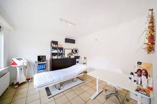 <p>Ruime gezinswoning op een perceel van 1275 m²<br /><br />INDELING<br /><br />Gelijkvloers<br />De inkomhal (9m²) geeft toegang tot de grote en lichtrijke leefruimte met daarin een zithoek (26m²), eethoek (10m²) en een volledig geïnstalleerde open keuken (14m²).<span><br /></span>Verder is vanuit de hal ook een slaapkamer ( 13.5m²) bereikbaar die ook als bureau of praktijkruimte gebruikt kan worden. Daarnaast bevindt zich de badkamer (8m²) en de wasplaats (11m²). Er is ook een apart toilet.<br /><br />Verdieping<br />Hier bevinden zich 3 slaapkamers (26m² - 24m² - 10m²) en een zolderruimte.<br /><br />Tuin<br />Achter de woning is er een grote garage (42m²)met daarbij een tuinberging (29m²).<br />Er is ook een zonnig terras.<br /><br /></p>
<p>BIJZONDERHEDEN<br /><br />- EPC 218 kWh/m² jaar (label C)<br />- zonnepanelen 2.925 Wp<br />- laadpaal<br />- airco in 2 slaapkamers<br />- warmwaterboiler<br />- elektrische rolluiken boven<br />- verwarming op stookolie<br />- asbestveilig, niet asbestvrij<br /><br />POSITIEVE ASPECTEN<br />- ruime woning<br />- netjes onderhouden<br />- mogelijk slaapkamers op te splitsen<br />- elektriciteit conform AREI<br />- mogelijk om gelijkvloers te wonen</p>