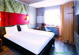 In het recent in gebruik genomen Ibis Hotel De Haan, wordt een hotelkamer met eigen sanitair te koop aangeboden, in erfpacht. Deze zorgeloze vastgoedinvestering is gelegen aan de Belgische Kust, waar u ook zelf van kan genieten.<br /><br />Ibis De Haan biedt u de mogelijkheid om te investeren in een hotelkamer met bewezen opbrengsten. Bovendien kan u ook zelf 45 dagen gebruik maken van uw kamer! Dankzij de professionele uitbater, onder franchise van Accor, hoeft u zich bovendien van niets aan te trekken en is dit een 100% zorgeloze investering. Deze aankoop is onder erfpacht, met jaarlijks canon: informeer vrijblijvend!<br /><br />Troeven: <br />- TOPLOCATIE aan de bosduinen tussen De Haan en Wenduine, met leuke wandelingen en fietstochten, vlotte verbinding met de kusttram De Panne - Oostende - Knokke (halte vlakbij);<br />- 100 % ZORGELOZE INVESTERING met een uitbating door een professionele partner met jaren ervaring;<br />- perfecte combinatie tussen EIGEN GEBRUIK en EXTRA OPBENGSTEN. <br /><br />Informeer vrijblijvend over het rendement en welke voordelen u kunt genieten in tal van mooie locaties aan de Belgische Kust en de Ardennen: thierry@vastgoedsinnaeve of bel 0493 25 06 45.