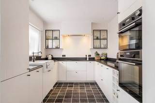 Met een bewoonbare oppervlakte van 101 m² vinden we dit lichtrijk appartement. Gelegen in de Forestier Ingelramstraat te Harelbeke, met goede verbinding naar Kortrijk en belangrijke invalswegen. Zoek je immo in Harelbeke? Lees dan zeker verder! <br /><br />Indeling:<br />- inkomhal <br />- apart gastentoilet <br />- lichtrijke leefruimte opgedeeld in een zitgedeelte en een eetgedeelte<br />- keuken geëquipeerd met dubbele spoelbak, kookplaat, dampkap, frigo, oven, microgolf en vaatwas<br />- badkamer uitgerust met lavabomeubel en douche<br />- zonnig terras<br />- 1 slaapkamer met ensuite dressing (kan ook dienen als 2de slaapkamer)<br /><br />Verplichte aankoop van de bijhorende garagebox aan € 20.000.<br /><br />Extra troeven:<br />- appartement werd volledig &amp; uiterst kwalitatief gerenoveerd<br />- kelderberging aanwezig<br />- energetische topper (194 kWh/m²jaar - B label)<br />- mogelijkheid tot 2 slaapkamers<br />- recente HR ketel (2023)<br /><br />Breng digitaal alvast een eerste bezoek via de virtuele tour! Veel kijkplezier!<br /><br />Wenst u meer info over deze woning of wenst u een bezoek ter plaatse? Contacteer Alissia Dewitte (0472 18 64 21 - alissia.dewitte@dewaele.com)<br /><br />Bestuursmaatregelen in het maatregelenregister: nee