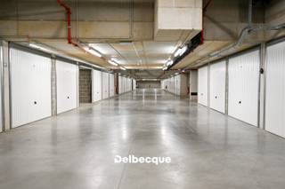 Op zoek naar een veilige en comfortabele parkeerplaats in het centrum van Brugge? In het ondergrondse complex van Gulden Roos, gelegen aan de Simonne Danneelstraat, bieden we nog enkele parkeerplaatsen te koop aan.<br />De parking is eenvoudig te bereiken via de inrit aan het Rozendal en dankzij de uitrit via de Groenestraat ben je in een mum van tijd op de Gulden-Vlieslaan, waardoor je vlot alle richtingen uit kunt.<br />Dankzij het doordachte circulatieplan rijd je moeiteloos in en uit, zonder stress en met voldoende ruimte om comfortabel te manoeuvreren. Bovendien kan je kiezen uit verschillende parkeerplaatsen, zodat je een plekje vindt dat perfect bij jouw parkeergewoonten past.<br />Maak komaf met parkeerproblemen in de binnenstad en contacteer ons vandaag nog voor meer informatie of een bezoek.<br />Prijzen vanaf €38 000,- exclusief kosten.<br />Bel ons voor meer info of voor het maken van een afspraak: 050 45 03 45