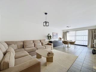 Ben je op zoek naar een appartement met twee slaapkamers, een terras en een interessante ligging?<br />Kom dan hier zeker eens een kijkje nemen.<br /><br />Het appartement is gelegen op de eerste verdieping, te bereiken via trap.<br />Je komt binnen via de inkomhal, die toegang geeft tot de leefruimte. Dankzij het schuifraam geniet je vanuit de leefruimte van een rechtstreekse verbinding met het terras.<br />Vooraan bevindt zich de afzonderlijke keuken, voorzien van alle comfort en voldoende opbergruimte. <br />Achteraan bevinden zich <strong>twee ruime slaapkamers</strong>. Vanuit de grootste slaapkamer heb je rechtstreeks toegang tot het terras.<br />Verder beschikt het appartement over een <strong>aparte berging</strong> met aansluiting voor de wasmachine.<br />De badkamer is voorzien van een ligbad en een lavabomeubel met dubbele wastafel.<br /><br />Bron bewoonbare oppervlakte : EPC - certificaat<br />Aluminium ramen met dubbel glas en centrale verwarming op gas.<br /><br />Een praktisch ingedeeld appartement met twee ruime slaapkamers en terras.<br />Tevens interessant als investering.<br />Kom snel dit toppertje bekijken! Bel ons op 03/775.78.79.<br />Ben je ook van plan jouw eigendom te verkopen? Maak een afspraak voor een gratis schatting, wij maken er samen een succesverhaal van.