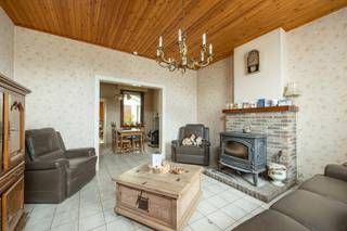 Deze totaal te renoveren woning is gelegen in een rustige en aangename woonstraat met vlotte verbinding naar het centrum, openbaar vervoer, scholen...