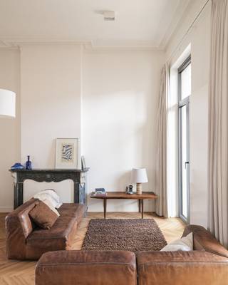<strong>Toplocatie – Sint-Pietersplein. Bijzonder karaktervol, instapklaar 1-slaapkamerappartement met herenhuisgevoel en kwalitatief terras.</strong><br /><br /><em>Voor meer informatie: mail naar info@carloeggermont.be.</em><br /><br />Dit gebouw, een kleine residentie, bestaat uit vijf entiteiten waarvan er vier te koop worden aangeboden. Deze te koop aangeboden entiteiten bestaan uit drie bijzonder kwalitatief gerenoveerde appartementen met buitenruimte en een studio in een standingvol herenhuis.<br /><br />Het pand bevindt zich op een van de meest gegeerde locaties in Gent, namelijk het Sint-Pietersplein.<br /><br />Dit pand werd in 2018 bijzonder grondig gerenoveerd met oog voor detail. Het biedt een perfecte balans tussen hedendaags comfort en het behoud van originele elementen. Reeds bij het betreden van het gebouw ervaren we het herenhuisgevoel: prachtige originele terrazovloeren, moulures, hoge plafonds…<br /><br />Dit appartement, gelegen op de eerste verdieping, biedt een bijzonder aangename beleving dankzij het doorzoneffect, met zicht op de achtergelegen aangelegde tuin en een weids zicht over het Sint-Pietersplein.<br /><br />Een bijzonder geslaagde symbiose tussen hedendaags comfort en het gevoel van een herenhuis dankzij onder andere de hoge plafonds met moulures en het behoud van originele schouwen. Aan de achterzijde van het appartement vinden we een uitgeruste keuken, eetplaats en woonkamer, die vervolgens toegang biedt tot het terras (9 m²).<br /><br />Gekoppeld aan deze ruimte vinden we een enorm ruime slaapkamer met plaats voor een dressing, bureau… Grote dubbele schuifdeuren zorgen ervoor dat deze ruimte verbonden kan zijn of compleet afgesloten. Aansluitend aan de slaapkamer vinden we de badkamer, voorzien van een dubbele wastafel en inloopdouche, en een praktische berging met toilet.<br /><br /><u>Daarnaast is het pand uitgerust met een lift, fietsenberging en praktische kelderbergingen, wat zorgt voor het nodige comfort.</u><br /><br /><strong>Kortom, een bijzondere opportuniteit voor wie op zoek is naar een appartement voor eigen gebruik of een waardevaste investering.</strong>