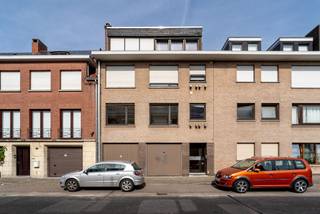 In de Zonnebloemstraat 21 bevindt zich deze verzorgde, kleinschalige residentie, gebouwd eind jaren zeventig. Op de eerste verdieping vindt u dit ruime appartement met een bewoonbare oppervlakte van 86 m², ideaal als investering of als eerste eigen woning.<br /><br />Via de inkomhal bereikt u de lichtrijke leefruimte, gevolgd door een aparte keuken met aansluitende berging. Verder beschikt het appartement over een nachthal, een apart toilet, een technische berging, een ingebouwde vestiairekast, twee volwaardige slaapkamers en een badkamer.<br /><br />Aan de achterzijde bevindt zich een aangenaam terras met uitzicht op de rustige binnenkoer, aangevuld met een praktische buitenberging voor extra opbergruimte.<br /><br />Een absolute meerwaarde is de inpandige garage, die rechtstreeks toegankelijk is via de gemeenschappelijke hal en zorgt voor extra comfort en veiligheid.<br /><br />Bent u op zoek naar een interessante vastgoedinvestering met een aantrekkelijk rendement of naar een betaalbare eerste woning op een centrale ligging?<br /><br />Maak vandaag nog een afspraak en ontdek zelf de troeven van dit appartement.