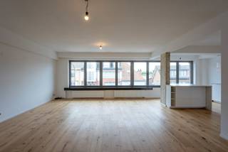 <p><span>In de gemeente Grimbergen, gekend als de Parel van Brabant, vinden we dit bijzonder ruim appartement in deze kleine residentie van slechts 3 appartementen (geen syndic kosten).</span></p>
<p><span>De bijzonder gunstige ligging in de rustige, groene gordel rond Brussel vormt een enorme troef. Deze residentiële ligging met vlotte verbindingen naar alle verbindingswegen, openbaar vervoer, scholen, winkels en ontspanning resulteren in een optimale mobiliteitsscore van 8,5/10.<br />In de omgeving zijn er prachtige wandel- en fietsroutes, het natuurgebied de Maalbeekvallei, Domein 3 fonteinen, sport- en cultuurcentra,...<br /><br />Door de goede ligging met uitstekende verbinding met invalswegen, winkels, scholen etc… en de lage lasten is dit ook interessant als investering. <br /></span></p>
<p><span>Het appartement is gelegen in het centrum van Grimbergen, nabij handelsaars, scholen, invalswegen, openbaar vervoer en het Prinsenbos. <br /><br /></span></p>