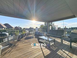 Recent appartement met 2 ruime slaapkamers, ruim ZUIDgericht zonneterras (met elektrische zonnewering)  en private parkeerplaats te Maldegem!<br /><br /><strong>INDELING:<br /><u><em>Eerste verdieping:</em></u></strong><br />Inkomhal - RUIME living - volledig ingerichte keuken (O.a. met fornuis, dampkap, oven, dubbele spoelbak en vaatwasmachine) - berging/wasplaats (met voorzieningen voor wasmachine en droger) - badkamer (O.a. met dubbel lavabomeubel, hangtoilet, douche én ligbad) - afzonderlijk gastentoilet (met lavabo) - 2 RUIME slaapkamers - ruim terras met bijhorende overkapping met elektrisch bedienbare zonnescreens.<br /><br /><u><em><strong>Gelijkvloers:</strong></em></u><br />Private parkeerplaats.<br /><br /><u><strong>Opmerkingen:</strong></u><br /><strong>- ENERGIEZUINIG appartement: EPC = 113 kWh/m2 (B)!</strong><br />- Elektrische zonnewering op terras ('Renson') aanwezig.<br />- Elektrische zonnewering in living aanwezig.<br />- Terrasverwarming aanwezig.<br />- Elektriciteit GOEDgekeurd!<br />- Lift aanwezig.<br />- Aluminium ramen.<br />- Op wandelafstand van bushalte.<br />- Gemeenschappelijke fietsenberging aanwezig.<br /><br />Interessant appartement voor JONG en OUD! Aarzel zeker niet om ons te contacteren voor een bezoek ter plaatse: 050/70.01.02 - info@centro.be.