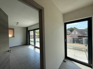 <div><strong>Modern en recent appartement binnen residentie 't Dorp gelegen midden in de dorpskern van Vorst-Laakdal</strong><br /><br /><span>Het appartement is als volgt ingedeeld:<br /></span> <br />+ Inkomhal met toegang tot het terras en leefruimte<br />+ Ruime leefruimte met veel lichtinval en aangrenzende L-vormige open keuken<br />+ Nachthal<br />+ Apart toilet<br />+ Badkamer bestaande uit ligbad met douchemogelijkheid en lavabomeubel met dubbele lavabo<br />+ Slaapkamer1<br />+ Slaapkamer 2<br />+ Ruime berging/wasplaats met aansluiting WM/DK en uitgietbak<br />+ Aangenaam en ruim zonneterras!!<br /><br />De ondergrondse autostaanplaats (nr 15) en kelderberging (nr 7) zijn verplicht bij aan te kopen aan 16.000 € excl. aankoopkosten.<br /><br /><span>Elektrische installatie conform het AREI!!!</span><br /><br />G-score en P-score: B.<br /><br />Lift is aanwezig in het gebouw. <br /><br />EPC: 108,14 kWh/m² UC: 13053-G-2014/00007/EP15431/A001/D01/SD009. <br /><br />Verwarming op aardgas.<br />Balansventilatie systeemtype D aanwezig.<br /><br />Residentie 't Dorp geniet van een uitstekende ligging in het centrum van Vorst-Laakdal. Winkels, scholen, horecazaken, sportfaciliteiten en openbaar vervoer bevinden zich op wandelafstand van het appartement.<br /><br />Daarnaast zorgt de nabijheid van de E313 voor een vlotte verbinding richting Geel, Tessenderlo-Ham, Herentals, Hasselt en Antwerpen, wat deze locatie bijzonder interessant maakt voor pendelaars.</div>