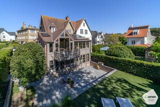 Située dans<strong> le prestigieux et paisible</strong> <strong>quartier Dumont</strong>, à quelques pas de la mer et entourée de verdure, cette<strong> élégante villa semi-mitoyenne</strong> allie parfaitement confort, <strong>luxe</strong> et emplacement privilégié.<br /><br />Dès l'entrée, vous découvrez un vaste séjour baigné de lumière, agrémenté d'un chaleureux feu ouvert et donnant accès à un balcon avec une agréable vue sur le jardin. La cuisine ouverte, entièrement équipée avec des appareils Miele haut de gamme, séduira les amateurs de gastronomie.<br /><br />Au niveau du jardin se trouve une <strong>spacieuse suite parentale avec dressing aménagé</strong> et <strong>salle de bains privative de grand standing</strong> comprenant une baignoire, une double douche à l'italienne et un double lavabo. Ce niveau comprend également une seconde grande chambre, actuellement aménagée en bureau, une buanderie, plusieurs espaces de rangement, un WC séparé ainsi qu'un accès direct au jardin orienté plein sud avec vaste terrasse et jacuzzi.<br /><br />À l'étage, vous trouverez deux chambres supplémentaires, une salle de bains moderne avec douche à l'italienne et double lavabo, ainsi qu'un WC séparé.<br /><br />La propriété dispose également d'une large allée permettant de stationner plusieurs véhicules et bénéficie d'équipements modernes tels que des panneaux solaires, une borne de recharge pour véhicule électrique, la climatisation à chaque étage, un système d'alarme ainsi qu'une chaudière à condensation au gaz. Performances énergétiques : PEB B.<br /><br /><strong>Les atouts</strong>
<ul>
	<li>Quartier Dumont, à quelques pas de la mer</li>
	<li>4 chambres spacieuses</li>
	<li>Finitions de grande qualité</li>
	<li>Jardin exposé plein sud avec terrasse et jacuzzi</li>
	<li>Cuisine hyper équipée avec appareils Miele</li>
	<li>Panneaux solaires et borne de recharge</li>
	<li>Climatisation à chaque étage</li>
	<li>Système d'alarme</li>
	<li>PEB B</li>
</ul>
Une propriété d'exception où luxe, sérénité et confort moderne se rencontrent dans l'un des quartiers les plus recherchés de la côte belge.<br /><br /><strong>Intéressé(e) ?</strong> Contactez dès aujourd'hui notre collaboratrice Liesbeth pour plus d'informations ou pour organiser une visite.