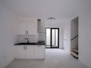 In een aangename, rustige straat in het levendige Ledeberg bevindt zich deze verzorgde woning. De woning werd opgetrokken met oog voor duurzaamheid en behaalt een bijzonder gunstig EPC, wat resulteert in lagere energiekosten en een toekomstgerichte woonoplossing.<br />Bij het betreden van de woning wordt u verwelkomd in een lichtrijke leefruimte die naadloos overgaat in de open keuken. De indeling is doordacht en efficiënt, waardoor elke vierkante meter optimaal benut wordt. De afwerking is hedendaags en neutraal, wat ruimte laat voor persoonlijke accenten en inrichting naar eigen smaak.<br />Op de bovenliggende verdiepingen bevinden zich drie slaapkamers, ideaal voor een gezin, co-housing of studerende kinderen die comfortabel en zelfstandig willen wonen. De badkamer met inloopdouche is praktisch ingericht en sluit aan bij het hedendaagse karakter van de woning.<br />Hoewel de buitenruimte beperkt is, wordt dit ruimschoots gecompenseerd door de uitstekende ligging. Winkels, openbaar vervoer en belangrijke invalswegen bevinden zich op korte afstand, waardoor u geniet van een vlotte verbinding met het stadscentrum en omliggende gemeenten.<br />Deze eigendom vormt een interessante opportuniteit voor investeerders die op zoek zijn naar een zorgeloze verhuur, maar is evenzeer geschikt voor wie een eerste woning wenst op een strategische locatie. Een slimme keuze voor wie waarde hecht aan bereikbaarheid, rust en toekomstgericht wonen.<br /><br />Verkoop onder registratierechten.