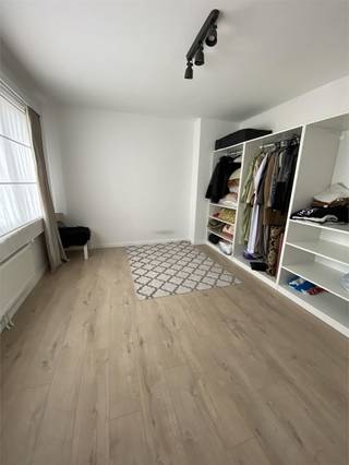 ENKEL reageren via het ZOEKERTJE / NIET VIA TELEFOON ! Enkel indien er een plaats vrij is, krijgt u een bevestigingsmail.Het appartement is volledig...