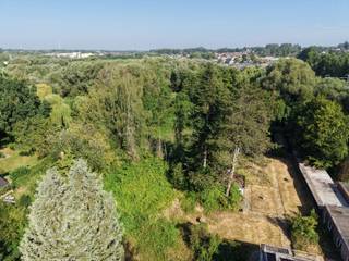 Deze vlot bereikbare bouwgrond van 21are biedt een unieke combinatie van ruimte, uitzicht en mogelijkheden. De grond geniet van een gunstige en strategische ligging en biedt een mooi uitzicht op de achterliggende weidelanden.
Het perceel bevindt zich in dichte nabijheid van diverse winkels/warenhuizen, scholen, openbaar vervoer/station Liedekerke en Denderleeuw en op- en afrittencomplex E40.
Omdat er nog geen stedenbouwkundig attest of verkavelingsaanvraag werd ingediend, beschikt u als koper over maximale flexibiliteit om uw project volledig naar eigen wensen vorm te geven.
Diverse ontwikkelingsopties (voor meer info gelieve contact op te nemen met de gemeente Liedekerke).
Interesse in deze veelzijdige opportuniteit?
Contacteer ons gerust voor meer informatie of een bezoek via eva@immoaccenta.be