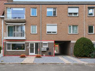 <p>Degelijk afgewerkt gelijkvloers appartement met 2 slaapkamers op een topligging dicht bij het centrum van Achel. Het appartement is rustig gelegen, maar toch zijn alle voorzieningen dichtbij: winkels, scholen, supermarkt,... De Nederlandse grens is op enkele minuten rijden van het appartement, ideale uitvalsbasis voor Eindhoven/Veldhoven.<br />Het appartement wordt momenteel verhuurd aan een correcte huurster, ideale mogelijkheid voor een investeerder om direct rendement te hebben.</p>
<p><u><strong>Enkele troeven:</strong></u></p>
<ul><li>Centrum van Achel op wandel- &amp; fietsafstand en dicht bij invalswegen</li><li>Gunstige EPC-score: label B, 182 kWh</li><li>Elektrische installatie conform AREI</li><li>Ruime woonkamer met veel lichtinval</li><li>Rolluiken op alle ramen</li><li>Interessant investeringsappartement</li></ul>
<p><strong><u>Indeling:</u></strong></p>
<ul><li>Inkomhal, berging, woonkamer, keuken, nachthal, 2 slaapkamers, toilet, wasplaats, badkamer</li><li>Overdekt terras aan achterzijde, zon vanaf middag tot late avond. </li><li>Ruime garage</li></ul>