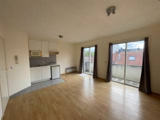 <p><span>Mooie studio gelegen in centrum Kortrijk. Living in laminaat met open ingerichte keukenblok, zonneterras, vestiaire, badkamer. epc 204 kWh/m² uc 2949309. Alg. onkosten + voorschot water 50 euro/maand op afrekening. Vrij op 01/11/2026 Voor verdere info of bezoek, bel 056.21.58.00 of www.immo-lvb.be, naar pand gaan en online afspraak inboeken.</span></p>