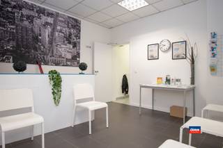 <p><span>HEMIKSEM | GEBOUW MET DRIE PRAKTIJKRUIMTES EN GERENOVEERD DUPLEXAPPARTEMENT MET DRIE SLAAPKAMERS | EPC A | </span></p><p><span>Indeling als volgt : gelijkvloers : inkomhal - 3 praktijkruimtes - wachtzaal - keuken - toilet - ruime bergplaats - aparte ingang naar privé met bergplaats. </span></p><p><span>Eerste verdieping : ruime woonkamer met keuken - badkamer met douche en lavabo - wasplaats - twee ruime slaapkamers.</span></p><p><span>Tweede verdieping: mooie ruime zolderkamer met vaste trap. </span></p><p><span>EXTRA'S : </span></p><p><span>*mogelijkheid tot overname groepspraktijk</span></p><p><span>*Airconditioning</span></p><p><span>*Gunstige ligging nabij scheldeover en parkzone</span></p><p><span>*nabijheid van winkels, scholen en openbaar vervoer</span></p><p><span> </span></p><p><span> </span></p>