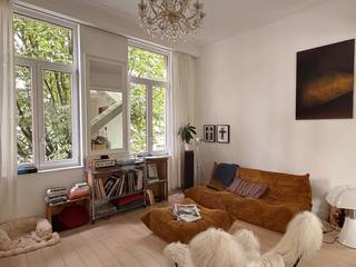 Wonen in een dorp in de stad — stil, groen en toch op vijf minuten van alles.<br /><br />Licht langs alle kanten, vogels 's ochtends, ramen open in zomer én winter. Dit hoekhuis in het Groen Kwartier is geen gewone woning.<br /><br />Gelijkvloers — fris op warme dagen: twee kinderkamers, doucheruimte, toilet en ruime inkomhal.<br /><br />Eerste verdieping — salon, eetkamer en keuken lopen naadloos in elkaar over. Vanuit elke hoek zicht op groen. Aangenaam terras voor elk moment van de dag.<br /><br />Tweede verdieping — licht, ruimte en totale privacy. Grote slaapkamer met ensuite badkamer (douche + bad), veluxramen en ruim terras zonder inkijk voor je koffie in de ochtendzon, om te hangen, te lezen of te aperitieven in de avondzon.<br /><br />Kelder over de volledige grondoppervlakte (66m²).<br /><br />Vloerverwarming. EPC B (130 kWh/m²). 162m² bewoonbaar exclusief ruime terrassen. Bouwjaar 1901, gerenoveerd 2019.<br /><br />Dit huis is een pareltje.