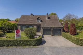 This beautiful villa in Leuzestraat 32 in Bellegem is exceptionally quiet, near Bellegembos. The street has an open, spacious character, so...
