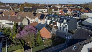 Nieuwbouw appartement (86,08m²) met 1 slaapkamer en bureau. Centrale ligging in Meulebeke: op 20m van de markt en dichtbij winkels en recreatiedomein Ter Borcht. <br />Keuze van keuken en sanitair zijn nog zelf te maken bij de leveranciers aangeduid door de bouwheer. <br />Zonnepanelen aanwezig. Verwarming op aardgas. <br />6% verlaagd btw tarief mogelijk!<br />Voor meer info, contacteer ons kantoor: 051/40 40 10 of www.vlaemynck.be