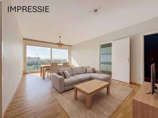 Bent u op zoek naar een lichtrijk appartement met een prachtig vergezicht? Dan is dit appartement op de 10de verdieping van een residentieel gebouw in Merksem beslist wat u zoekt. Gelegen aan de Lambrechtshoekenlaan, vlak bij speeltuin Distelhoek, scholen, winkels, openbaar vervoer en belangrijke invalswegen.<br /><br />Dankzij de hoge ligging geniet u elke dag van een fenomenaal panoramisch uitzicht en een uitstekende lichtinval. Het west gericht terras vormt de ideale plek om na een drukke dag te ontspannen en te genieten van de namiddag- en avondzon.<br /><br />De ruime leefruimte baadt in het natuurlijke licht en is uitgerust met recente PVC-ramen met dubbele beglazing, wat zorgt voor een aangenaam wooncomfort en een goede energieprestatie.<br /><br />De gesloten keuken biedt voldoende ruimte en kan volledig naar eigen smaak ingericht worden.<br /><br />Het appartement beschikt over twee slaapkamers, waarvan een ruime master bedroom en een tweede slaapkamer. Beide kamers geven uit op de terraszijde, waardoor ook hier volop licht en een aangenaam uitzicht aanwezig zijn.<br /><br />De badkamer werd gedeeltelijk vernieuwd en is voorzien van een moderne inloopdouche, een stijlvol lavabomeubel én voldoende plaats voor zowel een wasmachine als een droogkast.<br /><br />Overdekte autostaanplaats bij aan te kopen voor €15.000.<br /><br />Troeven<br />Appartement op de 10de verdieping<br />Fantastisch panoramisch uitzicht<br />Westgericht terras met namiddag- en avondzon<br />Recente PVC-ramen met dubbele beglazing<br />Vernieuwde badkamer met moderne douche<br />Een ideaal appartement voor zowel eigen bewoning als investering, dankzij de uitstekende ligging, het mooie uitzicht en het aangename wooncomfort.<br /><br />Interesse? Neem vandaag nog contact op voor een bezoek en ontdek zelf de vele troeven van dit appartement.
