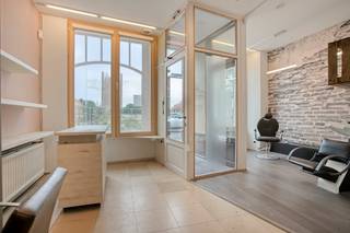 Gelegen in de Ieperstraat, dé commerciële winkelstraat van Poperinge, vindt u dit charmant en veelzijdig pand. Momenteel is er een kapsalon gevestigd maar deze eigendom biedt tal van mogelijkheden voor andere commerciële invullingen. Indeling van het pand:Gelijkvloers: Handelsruimte (70 m²), momenteel ingericht als kapsalon - kitchenette (8,5 m²) - berging met verdiep (14 m²) - gezellige koer (11 m²).Een aparte ingang naar het verdiep kan gemaakt worden.Verdiep+1:4 kamers, eventueel om te vormen tot appartementRuime zolder (42 m²) en een kelder.Enkele troeven van dit vastgoed te koop:* topligging: gelegen in een drukke winkelstraat met veel passage en visibiliteit.* appartement mogelijk: mogelijkheid om een aparte ingang te creëren, waardoor de bovenverdieping perfect kan worden ingericht als een zelfstandig appartement. Ideaal voor verhuur!Bent u op zoek naar de perfecte locatie voor uw eigen zaak, een slimme opbrengsteigendom, of een project waar wonen en werken hand in hand gaan? Dit karaktervolle pand in het hart van Poperinge biedt het allemaal.Interesse? Neem vandaag nog contact op voor meer informatie of een bezoek ter plaatse!Bestuursmaatregelen in het maatregelenregister: nee