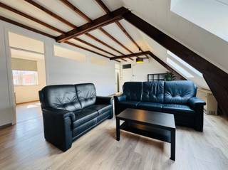 Dit appartement is gelegen op de tweede verdieping in rustige omgeving vlakbij de Onze-Lieve-Vrouwkerk. De indeling van het appartement is als volgt: U betreedt het appartement via de inkomhal met ruimte voor vestiaire en bergruimte. Verder is er een volledig ingerichte keuken, voorzien van alle nodige toestellen. Aansluitend is er de living en eetkamer. Twee slaapkamer, waarvan 1 kinderkamer en 1 zeer ruime slaapkamer. De badkamer is voorzien van een ligbad met douchemogelijkheden, lavabo met kastruimte en spiegelkast, toilet en aansluiting voor wasmachine en droogkast. Nog enkele troeven van dit appartement: Warmtepomp, recent gerenoveerd, opnieuw geïsoleerd, gunstig EPC, mogelijkheid tot gemeubeld huren, geen algemene kosten en het appartement is vrij vanaf heden.Interesse? Aarzel zeker niet om ons vrijblijvend te contacteren en ter plaatse te gaan.