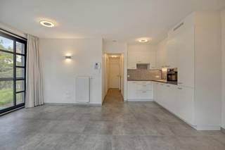 Instapklaar appartement met 2 slaapkamers te koop in de residentie Ganymedes, gelegen langs de Lejeunelaan te Koksijde-Bad. Het appartement beschikt over het genotsrecht van een eigen zongericht tuintje (+/- 100m²). Het appartement is rustig gelegen op enkele passen van de winkelstraat en eveneens op wandelafstand van het strand!<br /><br />Op zoek naar interessante immo te Koksijde? Lees dan zeker verder!<br /><br />INDELING <br />> Gelijkvloers<br />- lichtrijke leefruimte met open geïnstalleerde keuken<br />- apart toilet <br />- badkamer met douche, wasmeubel met lavabo en handdoekradiator<br />- 2 slaapkamers <br />- tuin (+/- 100m²) met terras<br /><br />> In de kelder is er een gemeenschappelijke fietsenstalling en de mogelijkheid tot aankoop van een autostaanplaats.<br /><br />TROEVEN<br />+ Volledig instapklaar appartement<br />+ Conforme elektrische installatie, CV op aardgas<br />+ Ruime zonnige tuin <br />+ TOPlocatie op wandelafstand van de winkelstraat en het strand<br /><br />Interesse in dit appartement te koop in Koksijde? Neem dan zeker contact op met de dossierverantwoordelijke Sarah Velle via 0470 10 52 78 of sarah.velle@dewaele.com. <br /><br />Bestuursmaatregelen in het maatregelenregister: nee