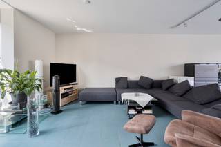 <p>Ruime gezinswoning met garage aan de stadsrand van Mechelen.</p>
<p> </p>
<p>Deze woning combineert een praktische indeling met veel natuurlijk licht dankzij de grote raampartijen. De woning bevindt zich in een aangename woonkern nabij openbaar vervoer, het treinstation en belangrijke invalswegen, wat zorgt voor een vlotte bereikbaarheid. Met drie slaapkamers, een bureel en een garage biedt deze ééngezinswoning alle ruimte voor comfortabel wonen. De functionele indeling maken het geheel extra aangenaam voor gezinnen of wie graag ruim woont. Bovendien beschikt de woning over een gunstig EPC-label B.</p>
<p> </p>
<p>Belangrijkste ruimtes:<br />• Inkomhal met toegang tot de verschillende leefruimtes<br />• Lichtrijke woonkamer met grote raampartijen<br />• Keuken met oven, microgolfoven, koelkast, elektrische kookplaat, dampkap, vaatwasser en dubbele spoelbak<br />• Praktisch bureel geschikt voor thuiswerk of hobbyruimte<br />• Toilet<br />• Garage met directe toegang tot de woning<br />• Kelder met aansluiting voor wasmachine<br />• Nachthal<br />• Berging met verwarmingsketel<br />• Drie slaapkamers<br />• Extra toilet</p>
<p> </p>
<p>Troeven:<br />• Ruime ééngezinswoning met praktische indeling<br />• Grote raampartijen zorgen voor veel lichtinval<br />• Garage en vlotte bereikbaarheid nabij station en invalswegen</p>