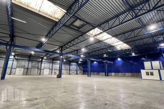 Op zoek naar een functionele bedrijfsruimte voor logistiek, opslag of productie? Deze <strong>bedrijfshal van 2.800 m²</strong> combineert een <strong>vrije hoogte van 8,25 m</strong> met een uitzonderlijke<strong> vloerdraagkracht van 5 t/m².</strong><br /><br />Gelegen aan de <strong>Oosterring 16 </strong>te Genk, bevindt de site zich op een strategische locatie met een vlotte aansluiting op de <strong>E314, E313 en N76</strong>. Deze belangrijke verkeersassen zorgen voor een snelle verbinding richting Antwerpen, Hasselt, Luik en Duitsland.<br /><br />Voor een efficiënte logistieke werking beschikt het pand over <strong>3 laadkades</strong>, ideaal voor het efficiënt laden en lossen van goederen. Daarnaast is een <strong>kantoorcontainer</strong> inbegrepen, wat zorgt voor een praktische oplossing voor administratieve activiteiten.<br /><br />Daarnaast is er op de site de mogelijkheid om een <strong>tweede bedrijfshal van 2.716 m² </strong>te huren, ideaal voor bedrijven die nood hebben aan extra opslag-, logistieke of productieruimte.<br /><br />Contacteer <strong>PANORAMA B2B </strong>voor meer informatie of een vrijblijvend plaatsbezoek: <strong>011.220.500</strong>