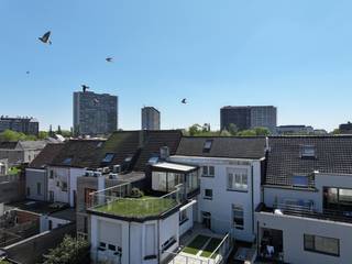 Bezoek op afspraak, bel 09 279 11 22 of info@centeroffice.be<br /><br />Het appartement is meer dan vijftig jaar eigendom van dezelfde eigenaar en werd steeds perfect onderhouden. De residentie is volledig opgesplitst en vergund (zie bijlage):<br />Het appartement op de tweede verdieping heeft een grootte van +- 106 m2 (EPC: 317) met aansluitend een terras.  1 slaapkamer. Doordat het gebouw slechts uit 3 appartementen bestaat is er geen syndicus aanwezig in het gebouw.<br /><br />Het gebouw is voorzien van 12 cm PUR-platen in de platte daken en 18 cm minerale wol (MW) in de hellende daken. De ramen zijn uitgerust met dubbel glas, en de achtergevel is geïsoleerd. De appartement wordt verwarmd met individuele condenserende gasketel.<br /> 