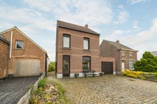 GELIJKVLOERSInkomhal 12 m² op tegel. Achterinkom 7,5 m² inclusief toilet. Leefruimte 28 m² op tegel met open haard. Keuken 13 m² op tegel.Badkamer...