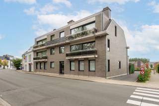 Ben jij op zoek naar een ruim appartement met 3 slaapkamers in het centrum van Eine? Gevonden!<br /><br />De vlot bereikbare ligging, de grote en lichtrijke ruimtes, het lange terras en de mogelijkheid om een garagebox aan te kopen zijn maar enkele van de vele troeven die we hier terugvinden!<br /><br />INDELING:<br /><br />Je komt het appartement binnen via de ruime inkomhal. Van hieruit heb je toegang tot de lichtrijke living met aansluitend het lange terras. Verder beschikt het appartement over een ruime keuken, drie volwaardige slaapkamers, een badkamer, een praktische wasplaats en een apart toilet.<br /><br />BERGING:<br />Het appartement beschikt bovendien over een ondergrondse berging, ideaal voor extra opslagruimte.<br /><br />GARAGEBOX:<br />Er is mogelijkheid tot aankoop van een handige garagebox voor €15.000.<br /><br />Lijkt dit ruime appartement wel iets voor jou? Aarzel dan zeker niet en contacteer ons vandaag nog om een bezoek in te plannen!