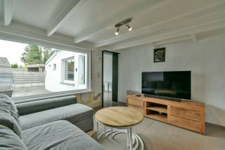 Op het einde van een rustige, doodlopende straat in Wijnendale vinden we deze charmante gelijkvloerse woning terug. Bij aankomst valt meteen...