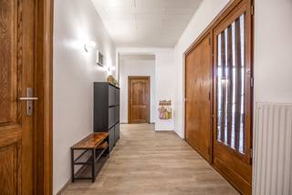 TE KOOP MET PRE-VIEW – enkel op afspraak<br /><br />Dit eigendom met tal van mogelijkheden is gelegen in een rustige woonwijk op een prachtig perceel nabij het centrum van Halle-Zoersel.<br /><br />Bij het binnenkomen wordt u verwelkomd in een ruime inkomhal met directe toegang tot het gastentoilet en de verschillende woonruimtes. Aan de linkerzijde bevindt zich de gezellige woonkamer. Deze sluit aan op de lichtrijke leef- en eetruimte, die uitkijkt op het grote oostgerichte terras met een prachtig zicht op de tuin. Aansluitend vindt u de volledig geïnstalleerde keuken, die in 2020 werd vernieuwd. Vanuit de leefruimte heeft u ook toegang tot de garage, waar zich een praktische bergzolder bevindt.<br /><br />De hal leidt naar twee slaapkamers en de badkamer. Vanuit de master bedroom heeft u toegang toch nog een extra polyvalente kamer die u naar eigen wens kan invullen (bureau, hobbyruimte, dressing, extra slaapkamer…). De badkamer is uitgerust met een dubbele wastafel, toilet en douche in bad combinatie.<br /><br />De woning beschikt over ruime parkeergelegenheid en het perceel is volledig omheind. In de tuin vindt u bovendien een praktische tuinberging.<br /><br />BIJZONDERHEDEN<br /><br />• Rustige, residentiële ligging<br />• Alles gelijkvloers<br />• Goed onderhouden<br />• Veel potentieel<br />• Oostgerichte tuin<br /><br />Voor meer informatie of een bezoek ter plaatse kan u contact opnemen met Kato via 03 227 58 58 of kato@reds.be.