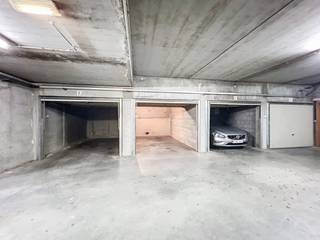 Gesloten garagebox met manuele garagepoort.Afmetingen: 4,96 m x 2,88 m1 lichtpunt aanwezigBuitenpoort met sleutelbediening, of met afstandsbediening. ...