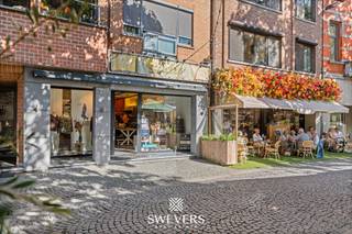 Voor meer info en foto’s, surf naar www.swevers.be – Op een toplocatie in het bruisende centrum van Sint-Truiden vind je dit instapklaar en stijlvol handelspand van 115m². Het gelijkvloers biedt zo’n 75m² aan open, lichtrijke handelsruimte met grote raampartijen voor optimale zichtbaarheid. Achteraan zijn ingebouwde kasten en een toilet aanwezig. Via een draaitrap bereik je de netjes afgewerkte kelder van 40m², ideaal als stockageruimte of bureau. Deze locatie is perfect voor uiteenlopende commerciële bestemmingen zoals een koffieshop, kledingwinkel of nagelstudio (mits de juiste vergunningen). Dankzij de grote passage en de parking vlak voor de deur, geniet je van maximale bereikbaarheid. Een buitengewone kans voor jouw volgende businessavontuur in het hart van de stad. Voor meer informatie, bel 012 699 900. Bron bewoonbare oppervlakte: EPC – verslag.