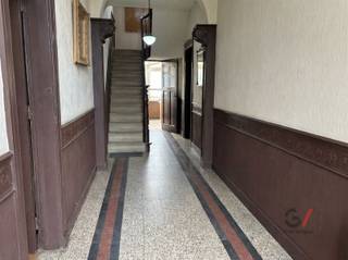 <p>Dit karaktervolle herenhuis met uitzonderlijke ruimte in hartje Zichem (Markt 36)</p><p>het statige herenhuis in het centrum van Zichem biedt een unieke combinatie van ruimte, charme en veelzijdigheid. Met een indrukwekkende bewoonbare oppervlakte van 580 m² op een perceel van 757 m² is dit pand ideaal voor grote gezinnen of wie wonen en werken wil combineren.</p><p>De woning beschikt over 5 ruime slaapkamers, 2 badkamers en een garage, met tal van mogelijkheden voor het inrichten van een thuiskantoor, praktijk of vrij beroep. Dankzij de royale volumes kan privé en professioneel leven perfect gescheiden worden.</p><p>Hoge plafonds, grote raampartijen en lichtrijke leefruimtes zorgen voor een aangename, statige sfeer. Authentieke elementen werden zorgvuldig behouden en geven het herenhuis een tijdloze uitstraling. De keuken kijkt uit op het groen en vormt het warme hart van de woning.</p><p>Gelegen aan de Markt geniet u van een rustgevend zicht op een groene publieke ruimte, terwijl alle voorzieningen en verbindingswegen vlot bereikbaar zijn.<br />Maak vandaag nog een afspraak met Ilias via 0468/486 127.</p>