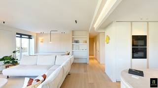 Hoogwaardig hoekappartement in het prestigieuze domein Tennis Gardens, ideaal gelegen nabij het strand en de zee, omringd door een prachtig...