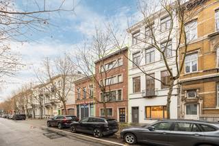 Vergunde opbrengsteigendom op een uitstekende AAA locatie bestaande uit een gelijkvloers 2 slaapkamer app. met tuin en 5 ruime en mooie studentenflats met aparte keuken en buitenterras.<br /><br />Op het gelijkvloers is er een ruime fietsenberging, vuilberging en toegang tot het appartement.<br /><br />Er is een grote kelder waar de studenten een was kunnen doen indien gewenst. Op het 1v is er één studentenflat, een keuken en aangenaam buitenterras. Op het 2v en 3v telkens twee studentenflats per verdiep.<br /><br />Dit gebouw werd in 2012 volledig gerenoveerd. Momenteel is alles volledig verhuurd op 12 maanden basis aan studenten en er werd door de stad Antwerpen een conformiteitsattest afgeleverd. Alle kamers zijn momenteel volledig gemeubileerd met ingemaakte kasten.<br /><br />Het pand is uitgerust met dubbele beglazing, voldoet volledig aan de brand- en rookdetectievoorschriften, heeft gasverwarming, en biedt internet en wifi en het gebouw is asbestvrij. Aparte meters voor het gelijkvloers en de studentenflats.<br /><br />De jaarlijkse huurinkomsten (academie 25/26) bedragen momenteel €51.500. De huidige netto-opbrengst is 43.600 € na aftrek van alle kosten. Details beschikbaar op aanvraag. Plattegronden, video, EPC en keuringen enz .. kan men raadplegen via onze website www.wellimmo.net .<br /><br />Voor meer informatie kunt u ons een e-mail sturen naar info@wellimmo.net of bellen naar 03 225 00 68.<br />