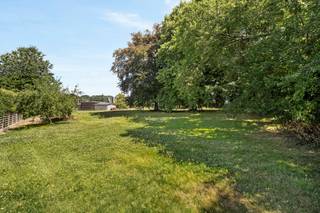 Ruime gezinswoning, gelegen op een prachtig perceel van 2645 m², met een grote tuin, parkeermogelijkheden en een aparte studio. Op het...