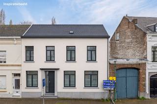 Deze voormalige dokterswoning in Merchtem is een prachtig historisch gebouw met een karakteristieke gevel. De woning ligt in het hart van het...