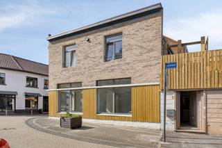 <p>Ruime eigendom bestaande uit een duplexappartement en twee afzonderlijke handelsruimtes op het gelijkvloers.</p>
<p>Op het gelijkvloers vindt u achteraan een polyvalente ruimte die perfect kan dienen als werkplaats of bureau, evenals een inpandige garage met sectionaalpoort. De twee handelsruimtes beschikken elk over een aparte ingang en kunnen desgewenst ook samengevoegd worden tot één groot geheel.</p>
<p>Via de trap bereiken we het appartement, waar een ruime leefruimte met open keuken centraal staat. Verder zijn er drie slaapkamers, een badkamer met douche en toilet, en een terras waar u rustig kan genieten.</p>
<p>Deze eigendom is uitstekend gelegen in het centrum van Beringen, met een sterke zichtbaarheid en vlotte bereikbaarheid. Verwarming gebeurt op aardgas.</p>
<p><span> </span></p>
<p><span>Voor meer informatie of een bezichtiging kan u ons contacteren op het nummer 0499/30.87.87 of via info@immo-bosmans.be</span></p>