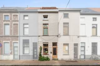 araktervolle woning in het centrum van Gent.
<p>Deze charmante gesloten bebouwing uit de periode 1875-1899 combineert authentieke elementen met hedendaags wooncomfort in een groene en centrale omgeving in Gent. De woning beschikt over drie slaapkamers, een aangename leefruimte en een praktische indeling die perfect aansluit bij gezinnen of wie extra ruimte zoekt. Dankzij het EPC-label B geniet u bovendien van een energiezuiniger wooncomfort. De ligging nabij het administratief centrum, winkels, openbaar vervoer en stadsvoorzieningen maakt deze woning extra aantrekkelijk.<br /> </p>
<p>Belangrijkste ruimtes:<br />• Lichtrijke living met aangename leefruimte<br />• Functionele keuken met praktische indeling<br />• Badkamer met douche, ligbad, dubbele wastafel en aansluiting voor wasmachine<br />• Drie volwaardige slaapkamers met diverse mogelijkheden<br />• Gezellige koer, ideaal om buiten te genieten</p>
<p>Troeven:<br />• Centrale ligging in Gent nabij winkels, openbaar vervoer en stadsvoorzieningen<br />• Authentieke woning met karaktervolle uitstraling<br />• Energiezuinig wonen dankzij EPC-label B</p>
<p> </p>
<p>Neem vandaag nog contact op met je ERA-makelaar voor een bezoek.</p>
<p>JOUW DROOMHUIS. ZO GEVONDEN!</p>