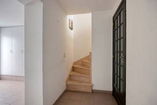 <p>Te koop: gesloten stadswoning in het centrum van Mechelen, gelegen in de Spiegelstraat, op wandelafstand van winkels, horeca, openbaar vervoer én een stadspark.</p>

<p>Deze charmante woning combineert karakter met praktische troeven. Dankzij de conforme attesten (EPC D, elektrische keuring, asbestveilig) koopt u met zekerheid. De centrale ligging maakt dat u alle stadsvoorzieningen binnen handbereik hebt, terwijl de grote garage en berging uitzonderlijk veel opbergruimte bieden in het hart van de stad. Bovendien beschikt deze woning over een ruim terras.</p>

<p>Belangrijkste ruimtes:<br />• Gezellige woonkamer met ruimte voor eet- en zithoek<br />• Functionele keuken met toegang tot een ruim terras<br />• Twee slaapkamers, ideaal voor een koppel of klein gezin<br />• Grote garage met extra bergruimte<br />• Kelder</p>

<p>Troeven:<br />• Conforme attesten: EPC D, elektrische keuring, asbestveilig<br />• Centraal gelegen stadswoning in Mechelen<br />• Grote garage en berging<br />• Ruim terras<br />• Op wandelafstand van een stadspark</p>

<p>Neem vandaag nog contact op met uw ERA-makelaar voor een bezoek.</p>

<p>JOUW DROOMHUIS. ZO GEVONDEN!</p>