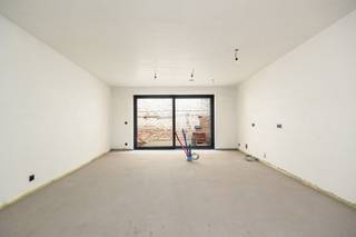 Casco woning met 4 slaapkamers en gezellige stadstuin<br /><br />Deze <strong>casco </strong>woning biedt een uitstekende basis voor wie op zoek is naar een eigentijdse woonst die volledig naar eigen smaak kan worden afgewerkt. Met een doordachte indeling, <strong>moderne </strong>technieken en een aangename stadstuin vormt dit pand een mooie opportuniteit voor wie comfortabel en <strong>energiezuinig</strong> wil wonen.<br /><br />EPB-verslag nog in opmaak. Het resultaat zal worden aangeboden onder E-10.<br /><br />De gelijkvloerse verdieping:<br /><br />- een inkomhal met <strong>gastentoilet</strong><br />- een technische ruimte<br />- een praktische berging<br />- een <strong>open </strong>keukenruimte<br />- een <strong>lichtrijke </strong>leefruimte met toegang tot de <strong>stadstuin</strong><br /><br />De eerste verdieping:<br /><br />- een nachthal<br />- een badkamer met mogelijkheid tot plaatsing van toilet, dubbele lavabo en inloopdouche<br />- twee <strong>ruime </strong>slaapkamers<br /><br />De zolderverdieping:<br /><br />- twee extra voorziene slaapkamers<br />- een technische ruimte<br />- een zolderluik met toegang tot het ventilatiesysteem<br /><br />De tuin:<br /><br />- een gezellige stadstuin/terras<br />- een aangename buitenruimte met voldoende privacy<br /><br />Algemeen:<br /><br />- casco afwerking, volledig naar eigen wens in te richten<br />- <strong>vloerverwarming </strong>aanwezig<br />- vloerverwarming voorzien<br />- warmtepomp voorzien<br />- <strong>ventilatiesysteem </strong>met warmterecuperatie<br />- energiezuinige en toekomstgerichte technieken<br />- <strong>regenwaterput </strong>van 3.000 liter<br />- <strong>verkoop onder 12% registratierechten! </strong><br /><br />Een interessante kans voor wie een woning volledig naar eigen smaak wil afwerken, gecombineerd met hedendaags comfort en een praktische ligging.<br /><br />Plan vandaag nog uw bezoek in via imani@deboerenpartners.be of bel 03.377.55.00