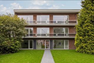 Gelegen in het hart van Turnhout, met scholen, winkels, restaurants en culturele voorzieningen op wandelafstand én een vlotte verbinding met de ring. Lichtrijk appartement met twee ruime slaapkamers en berging, een moderne keuken, uitgerust met nieuwste apparatuur, eigentijdse badkamer met douche en lavabo en een apart toilet. Er is een ondergrondse staanplaats bij onder het naastgelegen gebouw, waar ook fietsen gestald kunnen worden. Het appartement beschikt over eigen zonnepanelen (4,1kW) en er is een moderne condensatieketel die uw verbruik verlagen!