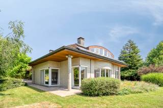 <p>Generous living in a green setting, with space for every member of the family. This beautifully maintained villa is situated in a quiet street and combines privacy with easy access to Lennik, Schepdaal and Dilbeek.<br /><br />The property impresses with its spacious layout and abundance of natural light. Thanks to its numerous windows, the living room enjoys attractive views of the garden. The separate kitchen is fully equipped and finished with granite worktops. The ground floor also includes a bright entrance hall, cloakroom, shower room, practical utility and storage room, and a heated garage for two cars. Natural stone flooring and underfloor heating further enhance the level of comfort.<br /><br />The upper floor comprises a generous principal bedroom with dressing room and private bathroom, several well-proportioned bedrooms, a second bathroom and additional rooms that can be adapted to suit your needs.<br /><br />The fully basemented lower level benefits from comfortable ceiling height and offers numerous possibilities, including a cinema room, sauna, playroom, fitness area or hobby room.<br /><br />Outside, space is equally abundant, with a south-east-facing terrace, a green garden, a high carport suitable for a motorhome and parking for several vehicles.<br /><br />A particularly complete villa where light, comfort, privacy and generous proportions come together.<br /><br />For more information or to arrange a viewing, visit www.wsb-immo.be.</p>