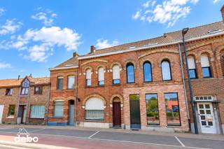 Deze ruime woning is ideaal gelegen op korte afstand van het centrum van Ieper.<br />De woning springt meteen in het oog dankzij haar prachtige historische gevel, die zorgt voor een unieke en stijlvolle uitstraling.<br />Binnenin geniet u van een lichtrijke leefruimte en een functionele indeling. De keuken biedt voldoende ruimte en sluit mooi aan op de leefomgeving.<br /><br />Op de eerste verdieping bevinden zich twee ruime slaapkamers en een kinderkamer. De tweede verdieping biedt een grote extra slaapkamer en een zolderruimte met tal van mogelijkheden (bureau, hobbyruimte of extra kamers).<br />Een absolute meerwaarde is de garage met uitweg achteraan, wat zorgt voor extra comfort en een vlotte bereikbaarheid.<br /><br />Troeven van deze woning:<br />✔ Prachtige historische gevel met karakter<br />✔ Garage met uitweg achteraan<br />✔ 4 slaapkamers<br />✔ Ruime zolder met uitbreidingsmogelijkheden<br />✔ Goede ligging nabij centrum en voorzieningen<br />✔ Gezellige tuin<br /><br />Een woning met ruimte, karakter en potentieel, zeker een bezoek waard!<br />