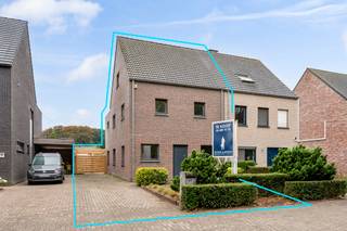 <p><strong>Ruime en lichtrijke gezinswoning met 3 slaapkamers, dressing bureau en aangename tuin</strong></p>
<p><strong> </strong></p>
<p>Deze verzorgde woning combineert een ruime en lichtrijke indeling met hedendaags wooncomfort. De open leefruimte met aansluitende keuken, drie slaapkamers, aparte bureauruimte en ruime badkamer maken dit tot een praktische gezinswoning. Buiten zorgen de ruime oprit, het terras, de tuinberging en de overkapping voor de nodige extra troeven.</p>
<p><strong>Gelijkvloerse verdieping<br /></strong>- <strong>Ruime en lichtrijke inkomhal</strong> met apart gastentoilet en handenwasser<br />-<strong> Aparte bureauruimte</strong>, ideaal voor thuiswerk of als hobbyruimte<br />- <strong>Open leefruimte</strong> met veel natuurlijke lichtinval en rechtstreekse verbinding met de keuken<br />- <strong>Volledig uitgeruste keuken</strong> voorzien van een inductiekookplaat met vijf kookzones, oven, microgolfoven, koelkast en dampkap<br />- <strong>Praktische berging</strong> aansluitend op de keuken<br />- Rechtstreekse toegang vanuit de keuken naar het <strong>terras en de tuin</strong></p>
<p><strong>Eerste verdieping<br /></strong>- Bereikbaar via een stijlvolle <strong>trap met nachtverlichting<br /></strong>- <strong>Drie slaapkamers<br /></strong>- Slaapkamer met <strong>rechtstreekse toegang tot de badkamer<br /></strong>- Ruime <strong>badkamer</strong> afgewerkt met keramische tegels en voorzien van inloopdouche, ligbad, dubbele lavabo en toilet<br />- Vanuit de badkamer rechtstreekse toegang tot de <strong>dressing<br /></strong>- Dressing voorzien van een raam en aansluitingen voor <strong>wasmachine en droogkas<br /></strong>- Inbouwspots en armaturen aanwezig in de slaapkamers<br /><br /><strong>Zolder<br /></strong>- Mogelijkheid tot het maken van extra kamer</p>
<p><strong>Tuin en buitenruimte<br /></strong>- <strong>Ruime oprit</strong> aangelegd in betonklinkers met carport<br />- Aangenaam <strong>terras</strong> rechtstreeks bereikbaar vanuit de woning<br />- <strong>Tuin</strong> met praktische tuinberging<br />- <strong>Overkapping</strong> voor extra comfort en gebruiksmogelijkheden</p>
<p><strong>Bijzonderheden</strong><strong><br /></strong>- <strong>Drie slaapkamers</strong> en aparte bureauruimte<br />- Ruime en <strong>lichtrijke leefruimtes<br /></strong>- <strong>Open keuken</strong> met aansluitende berging<br />- Ruime badkamer met <strong>inloopdouche én ligbad<br /></strong>- Praktische <strong>dressing<br /></strong>- Verwarming op <strong>aardgas via radiatoren<br /></strong>- <strong>PVC-ramen met dubbele beglazing<br /></strong>- Verschillende ramen voorzien van rolgordijnen<br />- <strong>Ruime oprit</strong> met parkeermogelijkheden en carport<br />- Tuin met <strong>berging en overkapping</strong></p>
<p><strong>Ligging</strong><br />Hemelrijk 23 biedt een aangename uitvalsbasis voor wie op zoek is naar comfortabel en ruim wonen. De exacte troeven van de ligging kunnen nog verder worden aangevuld zodra alle informatie en foto's van het pand beschikbaar zijn.</p>
<p><strong>Een ruime en verzorgde gezinswoning met drie slaapkamers, bureau, dressing en aangename buitenruimte, ideaal voor wie op zoek is naar een praktische woning met veel wooncomfort.<br /></strong></p>
<p>Bewoonbare opp. 208 m² ref.: bruto vloeropp. EPC-certificaat.</p>
<p><strong> </strong></p>